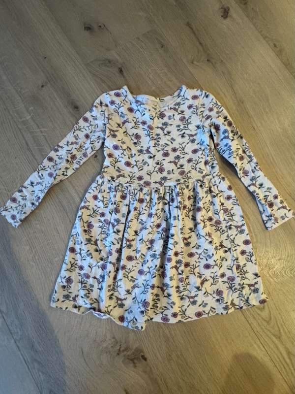 Hvítur blómakjóll H&M