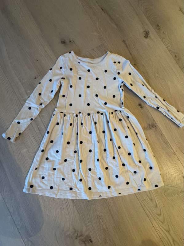 Hvítur doppóttur kjóll H&M