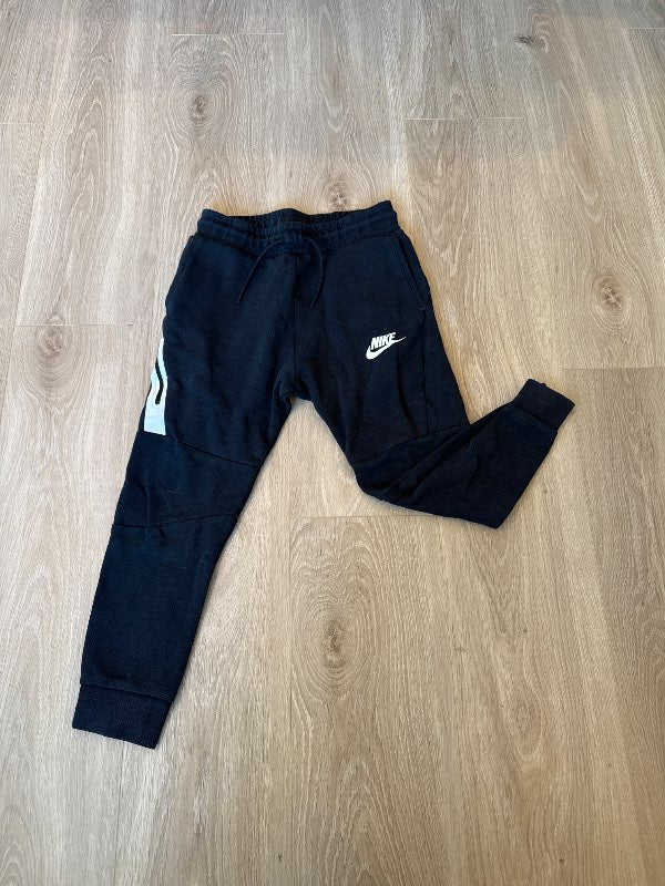 Nike svartar buxur 128-137