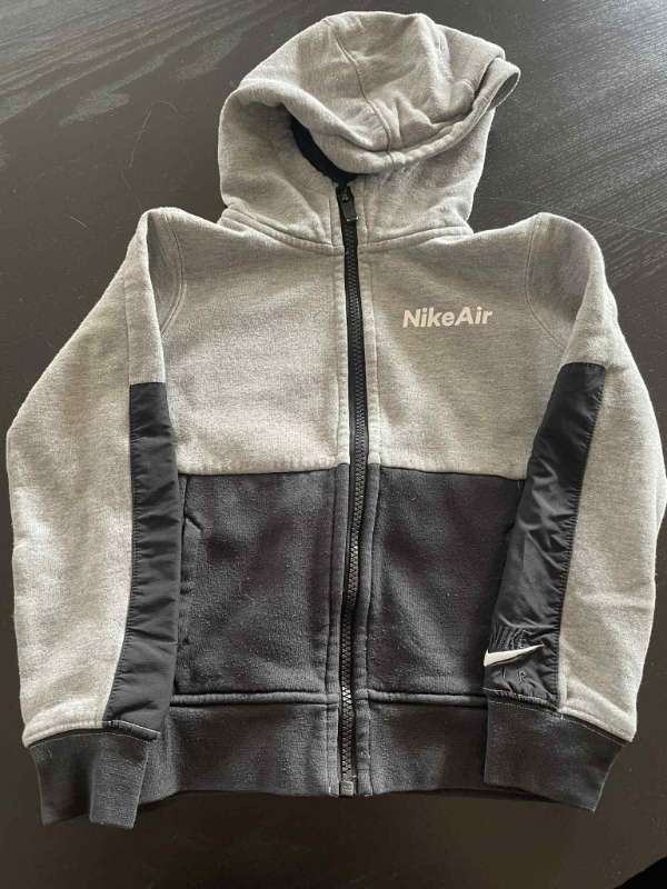 Nike hettupeysa