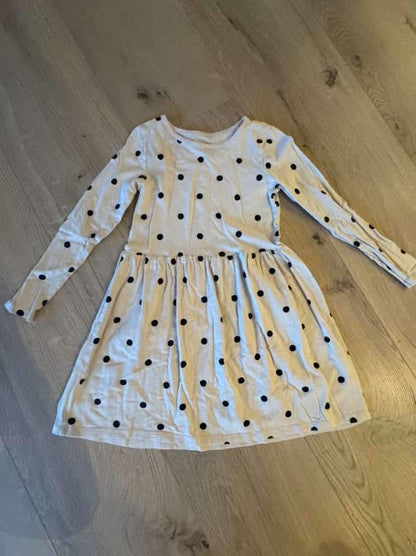 Hvítur doppóttur kjóll H&M