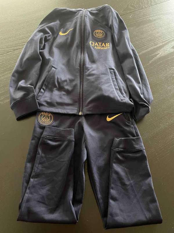 Nike Parísar galli
